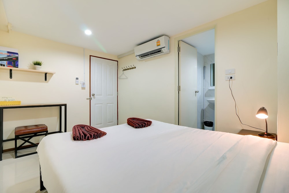 Standard Room without Window (6th Floor) photo 2