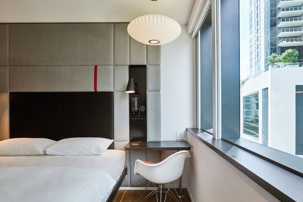 Room, 1 King Bed (Mobility Accessible, Roll-In Shower) photo 3