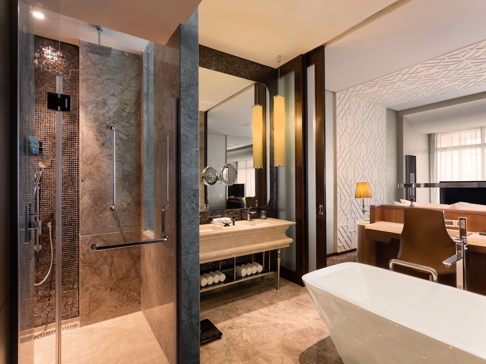 ITC One Exclusive, 1 King Bed, Lake view, Balcony ITC One Exclusive, 1 King Bed, Lake view, Balcony