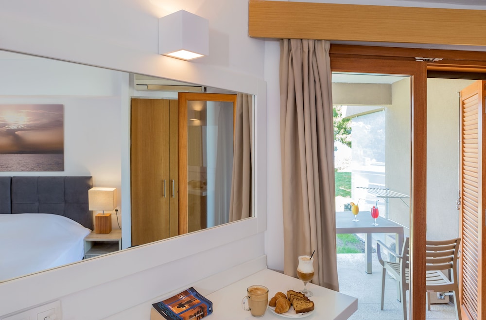 Classic Double or Twin Room, 1 Bedroom, Non Smoking, Garden View photo 2
