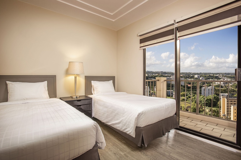 2 Bedrooms Suite 1 King & 2 Singles, Apartment photo 2