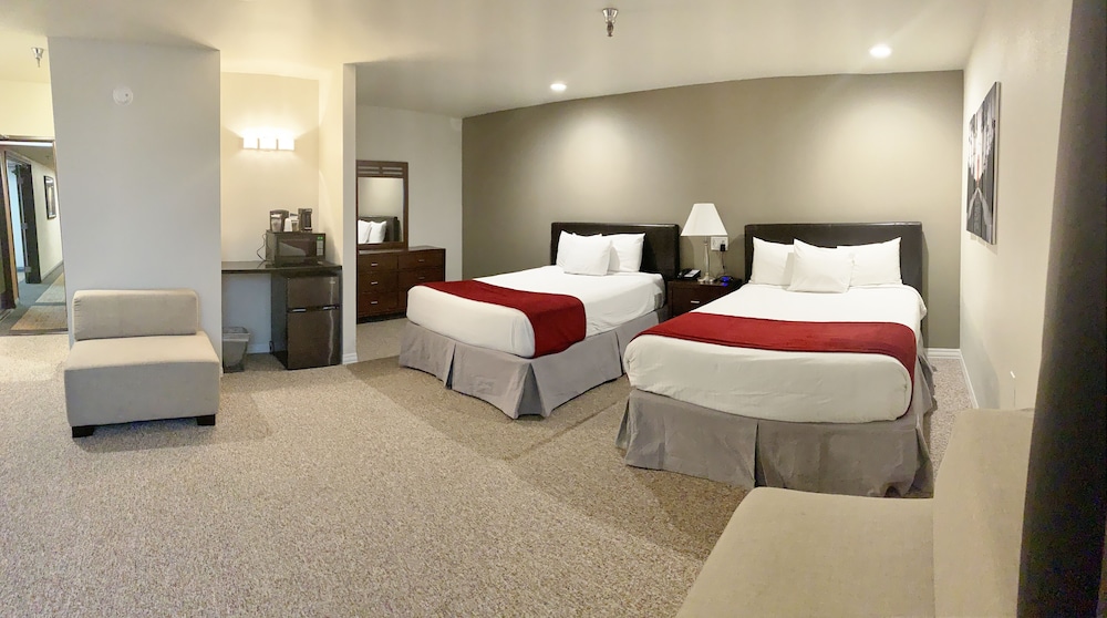 Deluxe Double Room, 2 Queen Beds photo 2