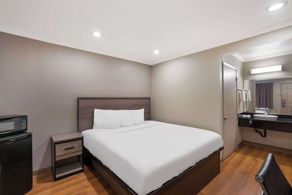 Standard Room, 1 King Bed, Smoking