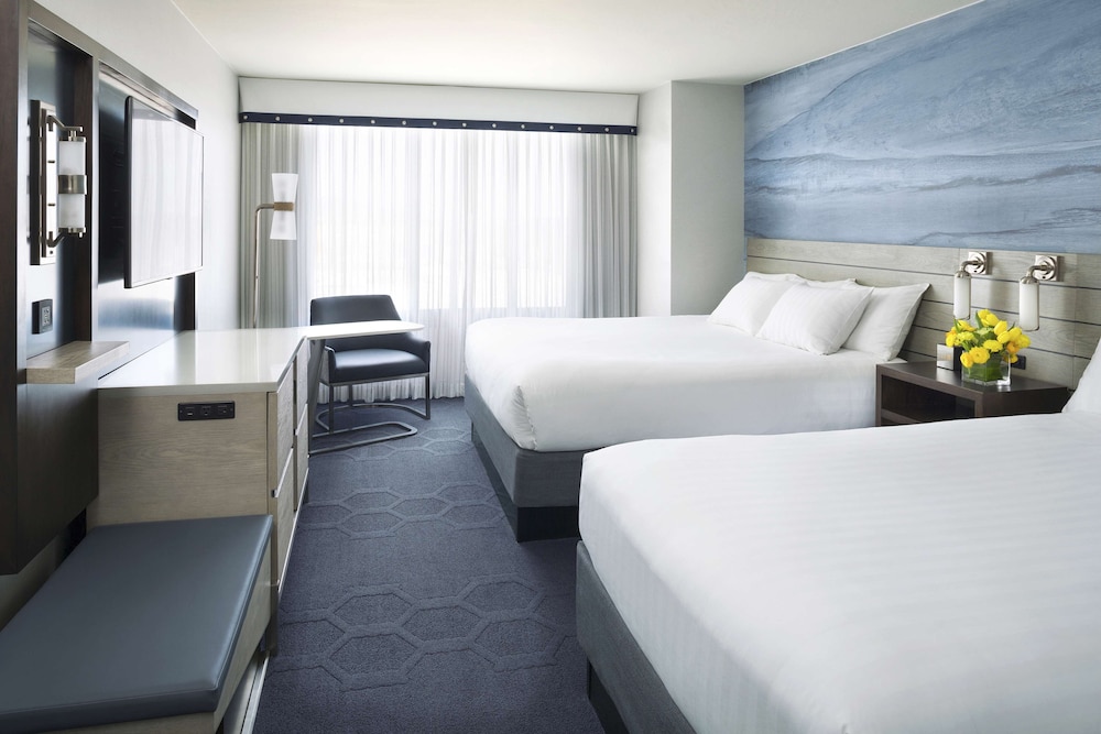 Room, Multiple Beds (1 King & 1 Double) - Photo 1