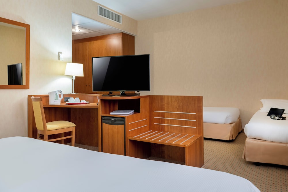 Standard Room, Multiple Beds, Non Smoking - Photo 3