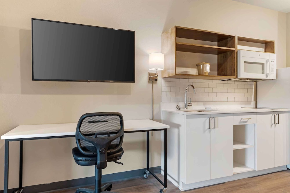 Premium Studio, 2 Queen Beds, Non Smoking, Refrigerator & Microwave photo 3