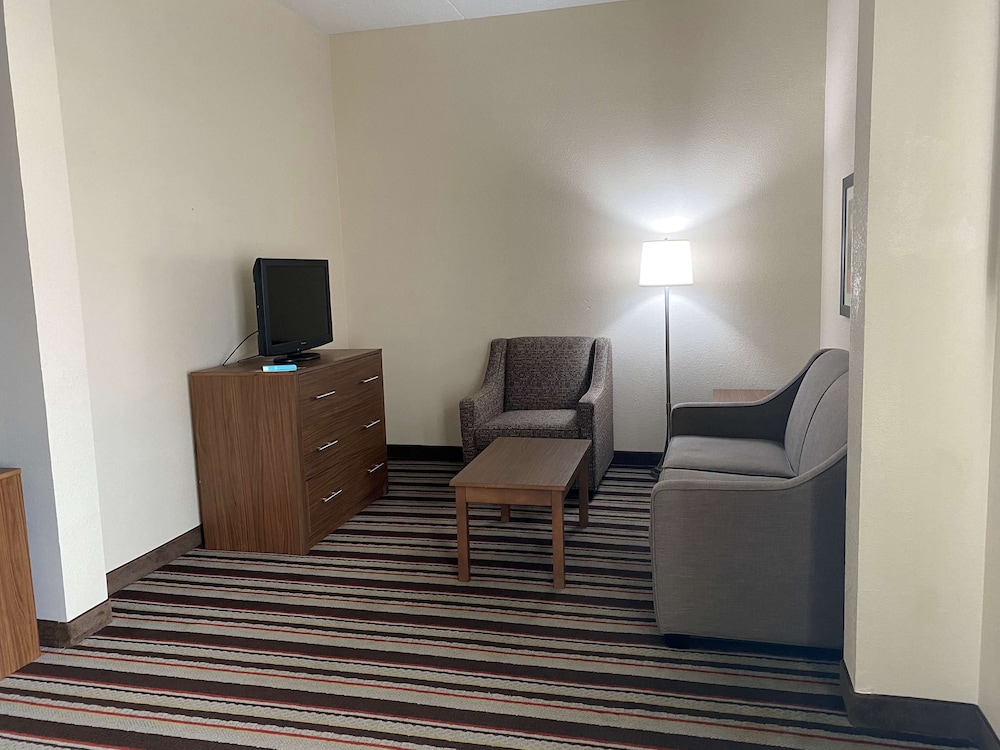Suite, 1 King Bed, Accessible, Bathtub (Bathtub) photo 2