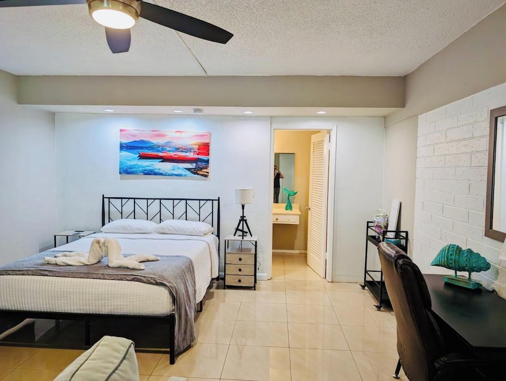 10-205 - Comfort Studio Suite, Courtyard View