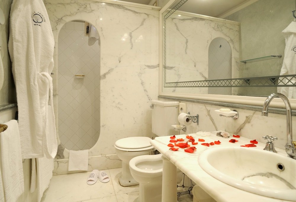 Deluxe Room - Photo 6