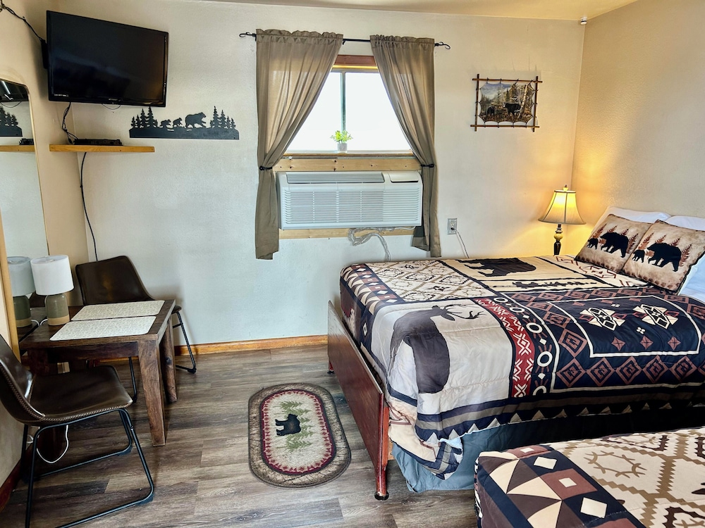 Suite #5, Deluxe Studio Suite, 2 Queen Beds, Kitchenette, Ground Floor photo 2