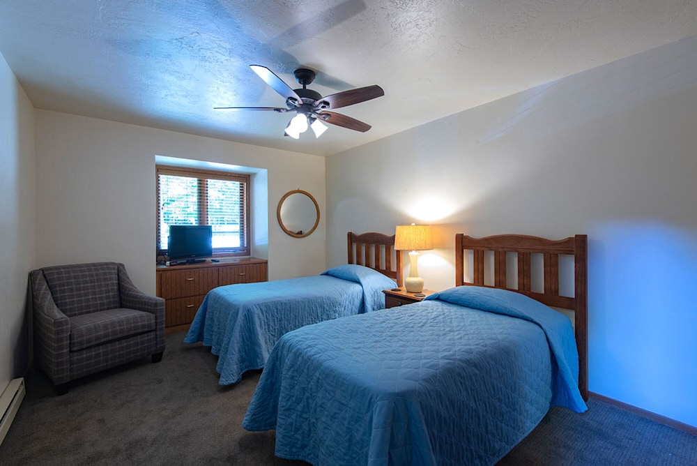 Signature Condo, 2 Bedrooms, Balcony, Lake View photo 2
