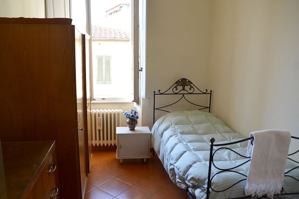 Classic Twin Room, 2 Twin Beds, Shared Bathroom
