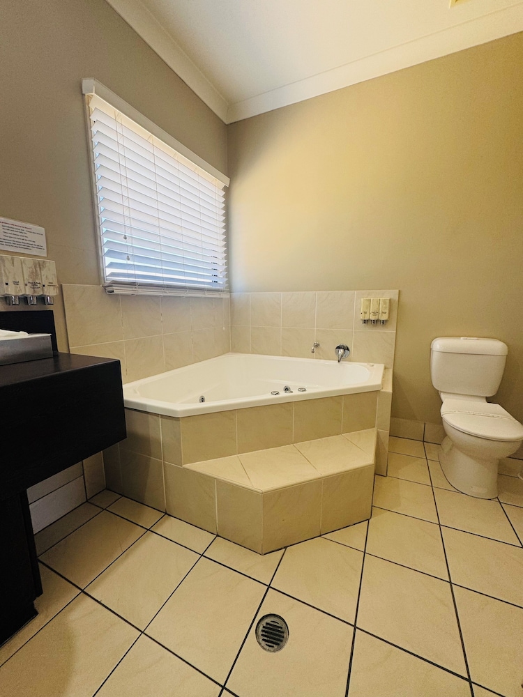 Deluxe Room, 1 King Bed, Non Smoking, Jetted Tub photo 3