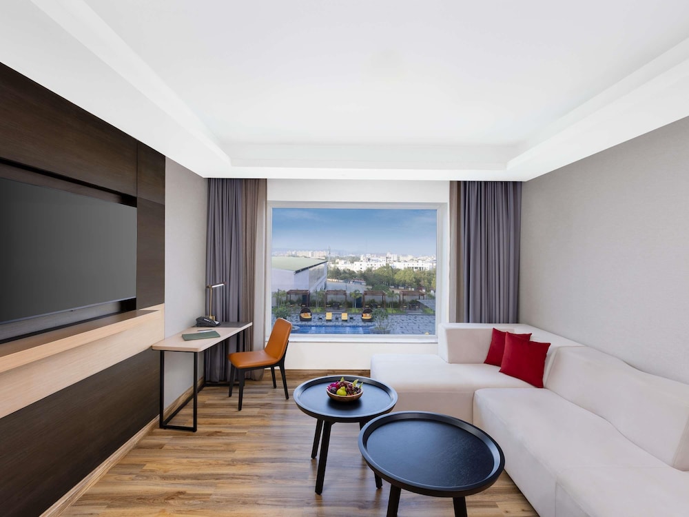 Executive Suite, 1 King Bed, Non Smoking (Pool Side)