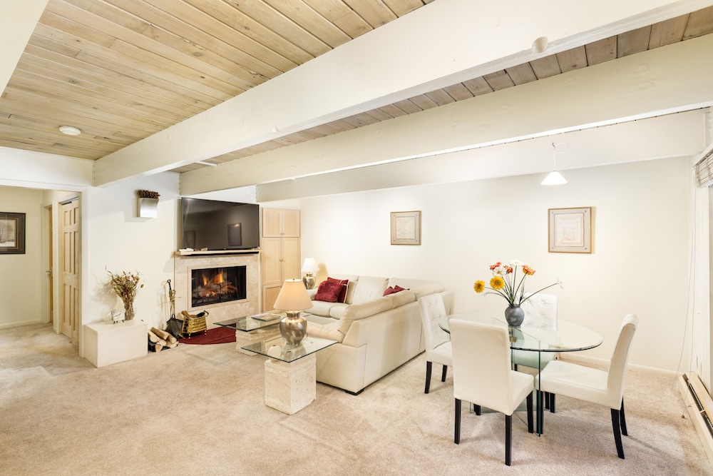 Deluxe Condo, 2 Bedrooms, Hot Tub (Chateau Chaumont 9)