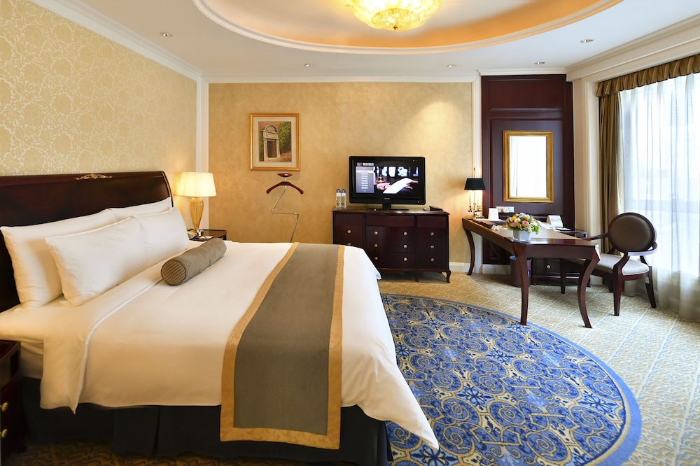 Atrium-view Queen Room - Photo 5