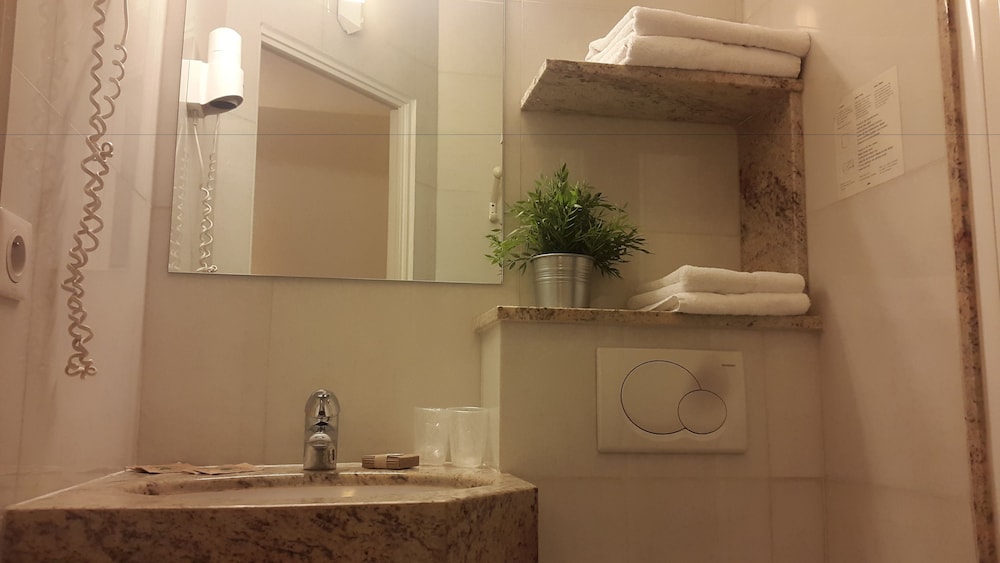 Twin Room, City side photo 3