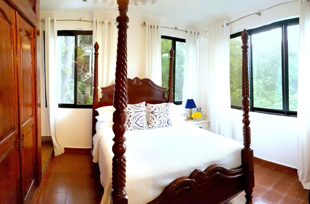 Standard Room, 1 Queen Bed photo 3