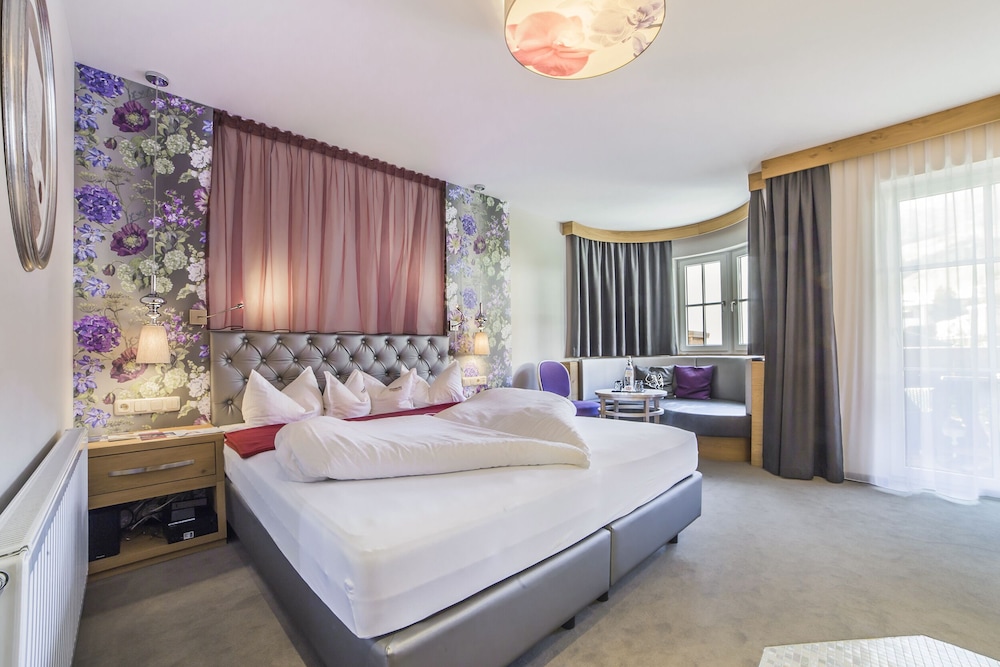 Romantic Double Room, Bathtub