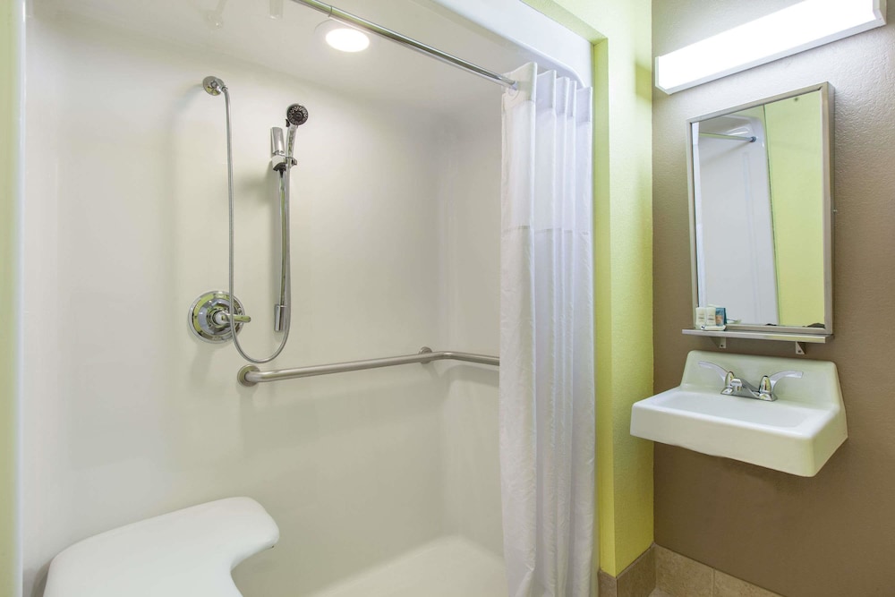 Suite, Accessible - Photo 5