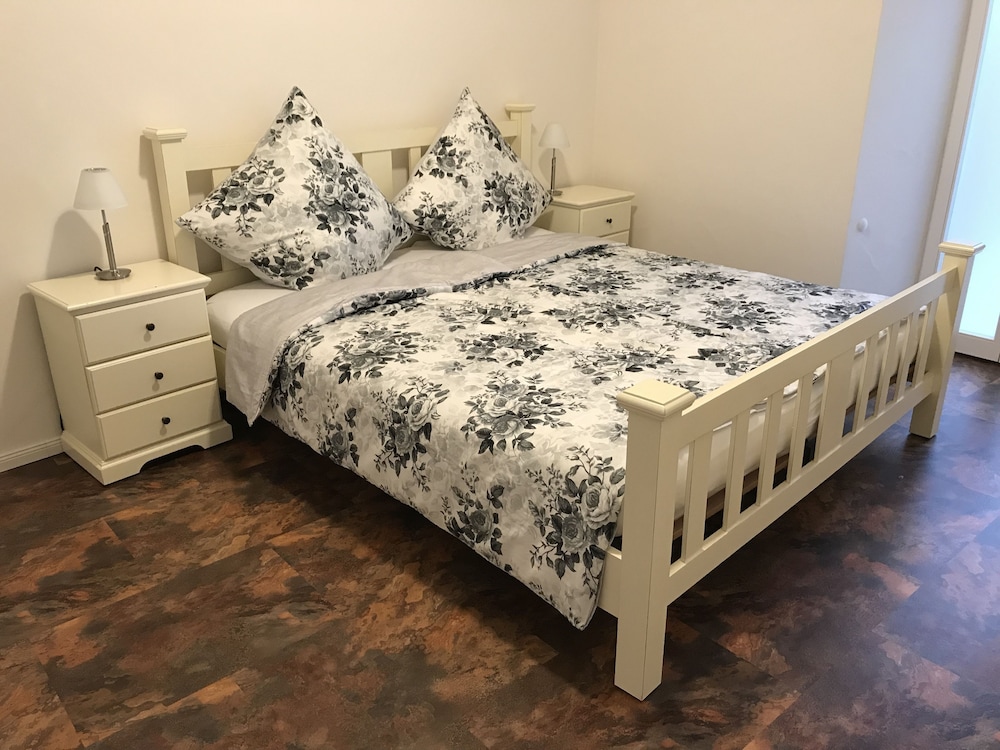 Luxury Apartment, 1 King Bed, Non Smoking, Kitchenette (Vivaldi with Patio) photo 1