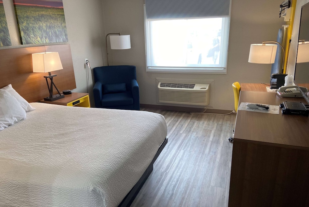 Studio Suite, 1 King Bed, Non Smoking - Photo 1