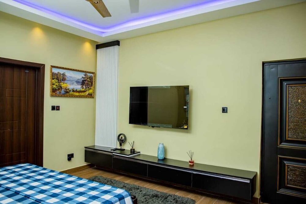 Basic Single Room, 1 Queen Bed photo 2