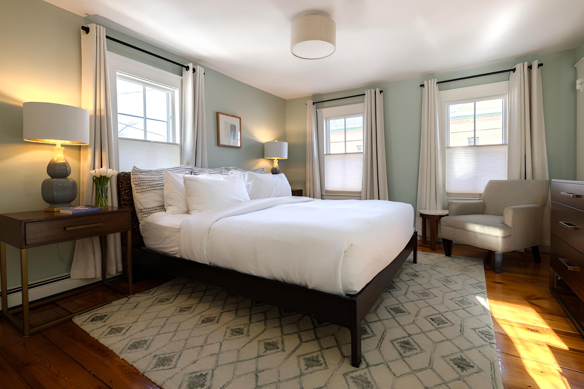 Deluxe Room, 1 King Bed, Ensuite (4) photo 1
