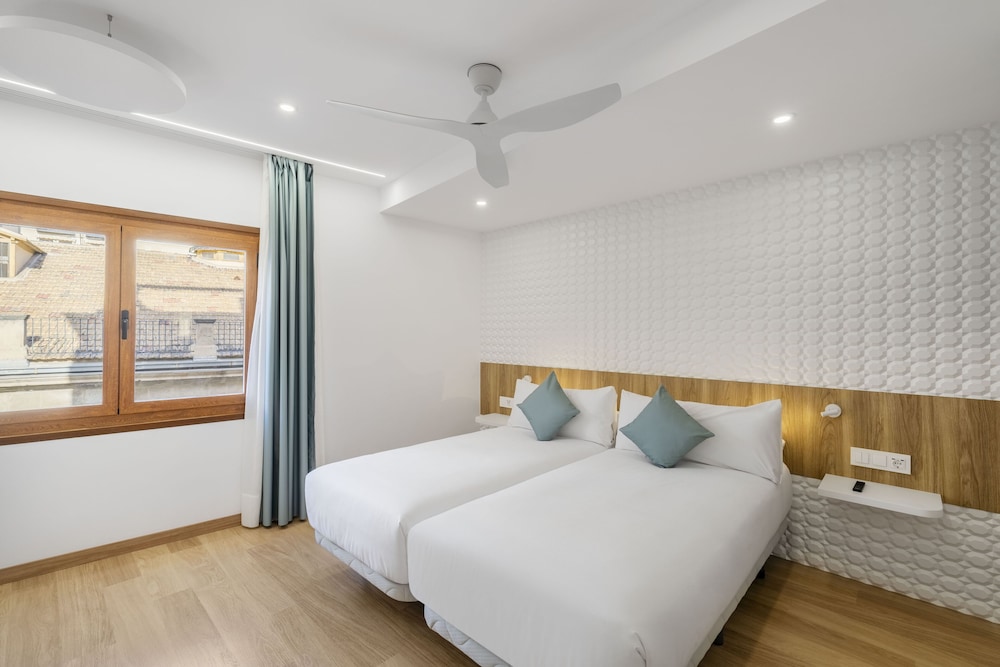 Superior Quadruple Room, Pool Access photo 3