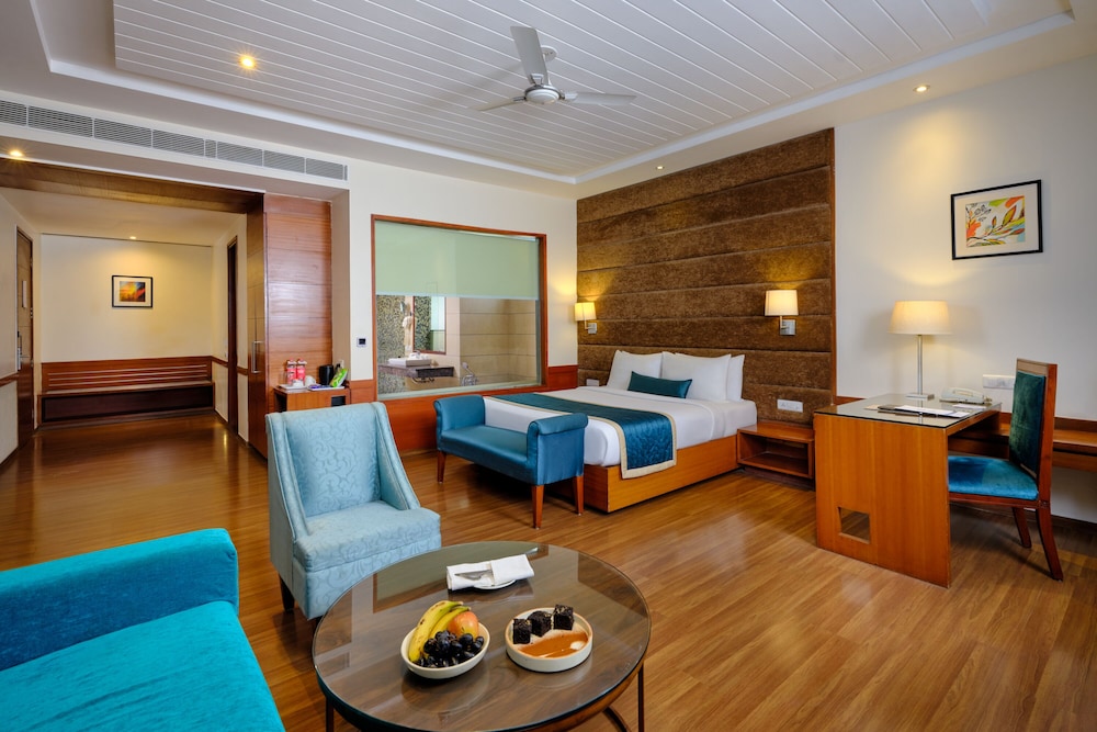 Suite, 1 King Bed with Sofa bed, Non Smoking (with Sofabed) photo 2
