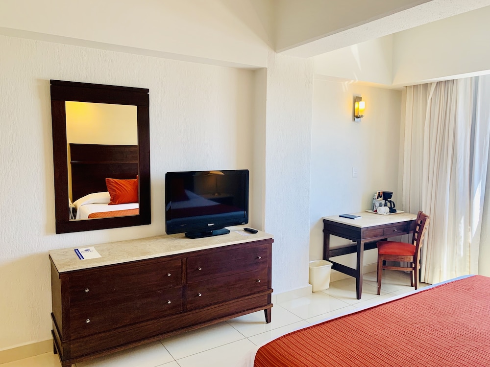 Standard Room, 1 King Bed - Photo 7