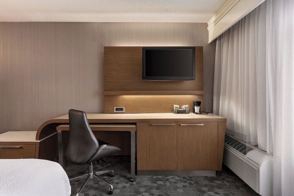 Suite, 1 Bedroom - Photo 2