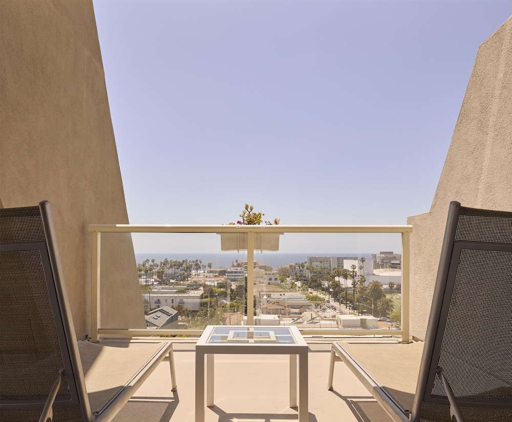 Suite, 1 Queen Bed, Roll-in Shower, Balcony thumbnail 5