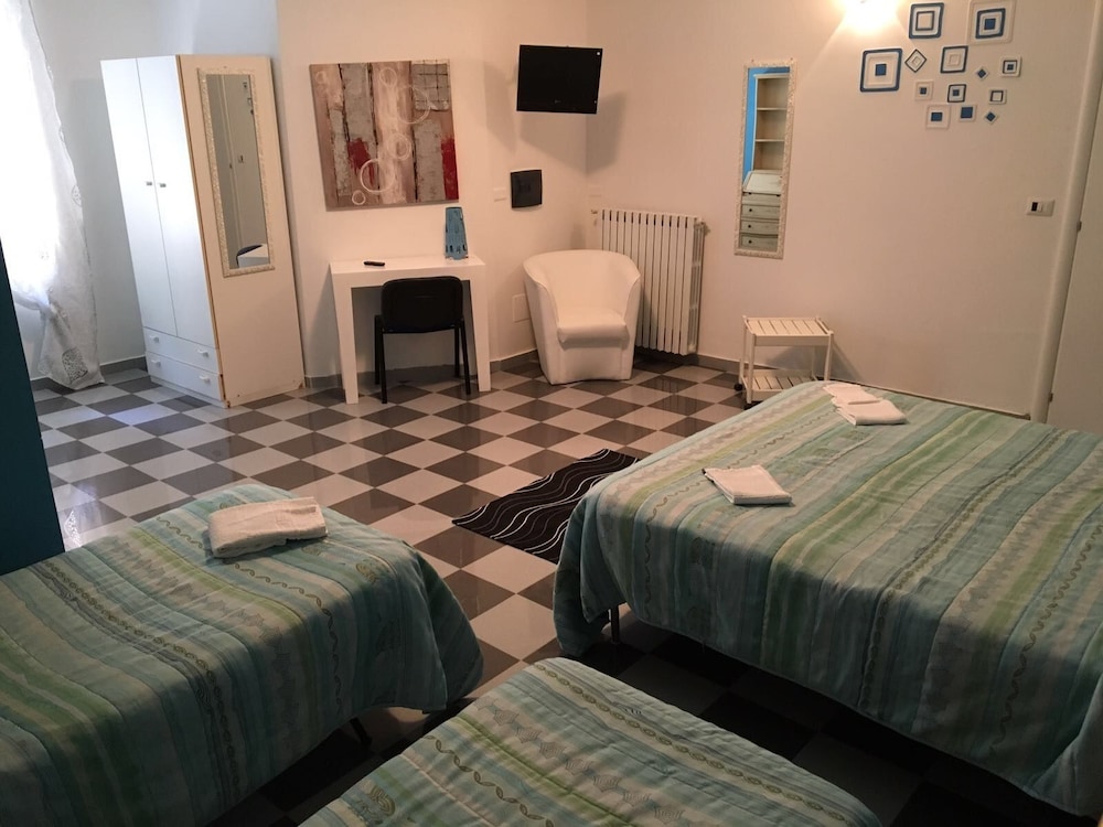 Basic Quadruple Room, Ensuite photo 2