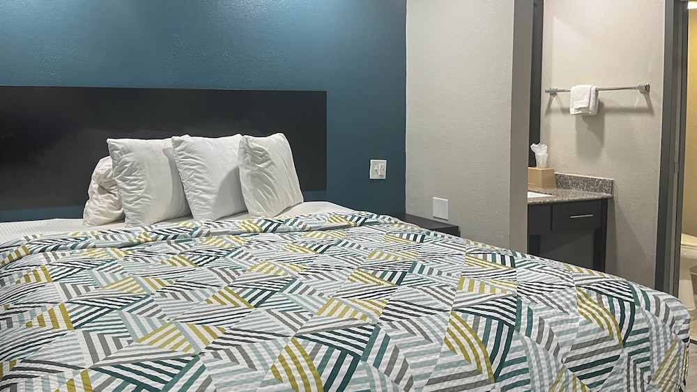 Standard Room, 1 King Bed (Refrigerator & Microwave) photo 1