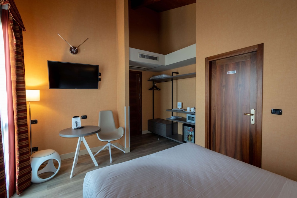 Suite, 1 King Bed with Sofa bed photo 2