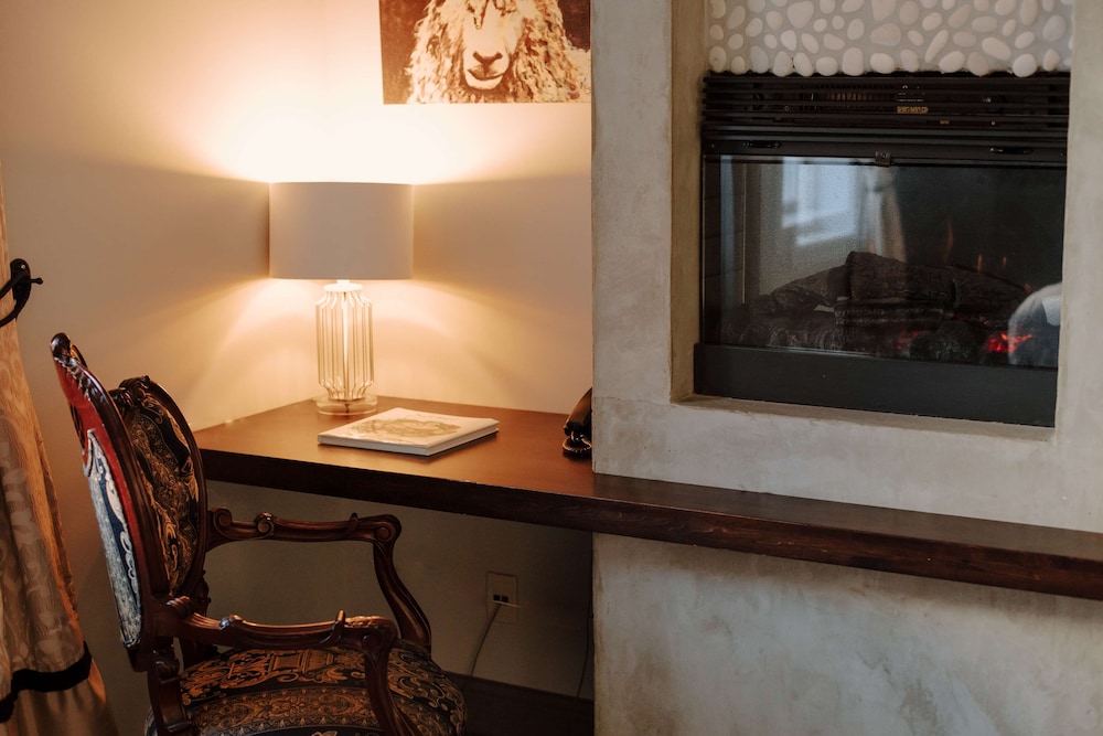 Standard Room, 1 King Bed, Non Smoking, Fireplace (No Elevator Access) photo 3