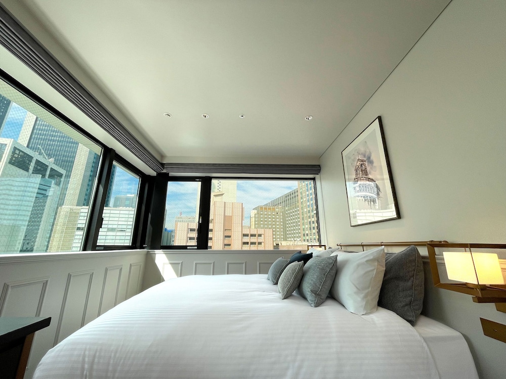 Deluxe Queen Room with Train View, Non Smoking photo 2