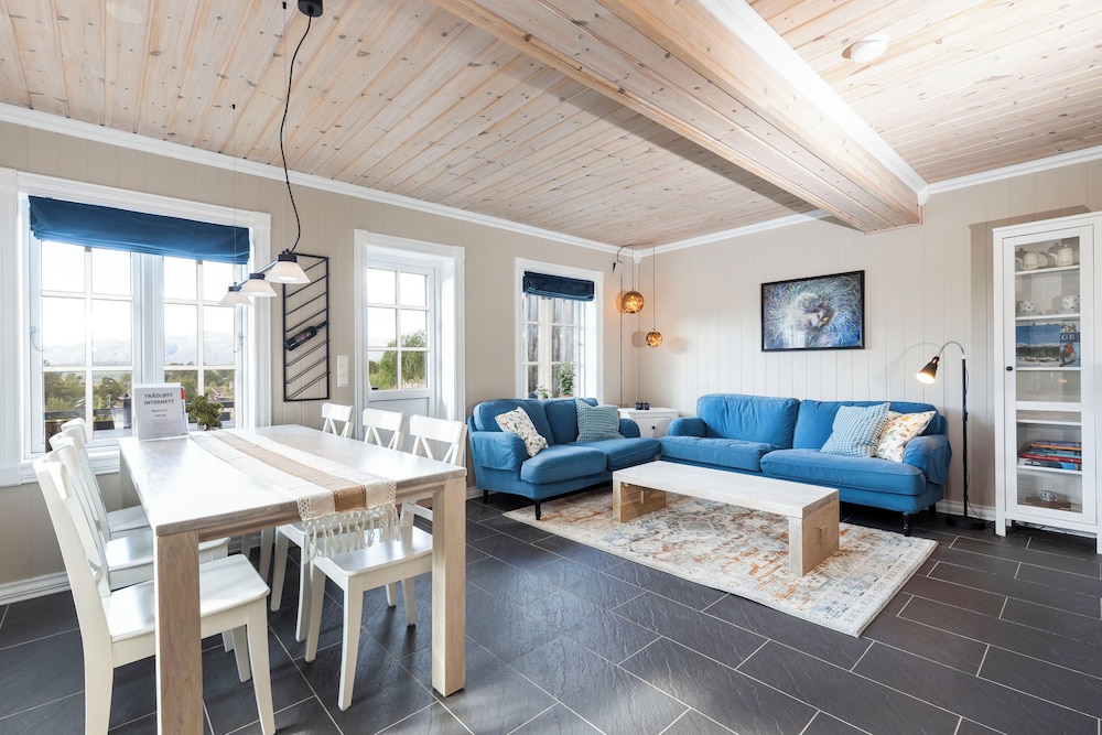 Cabin, 3 Bedrooms, Mountain View, Slope side photo 2