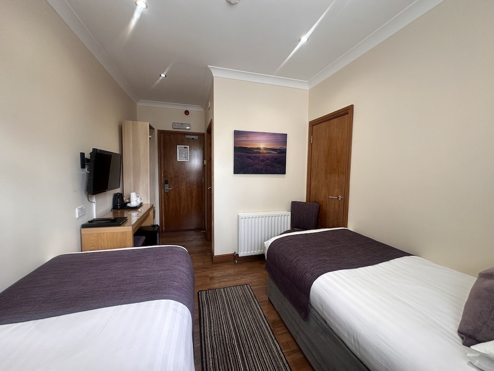 Junior Twin Room, Ensuite photo 2