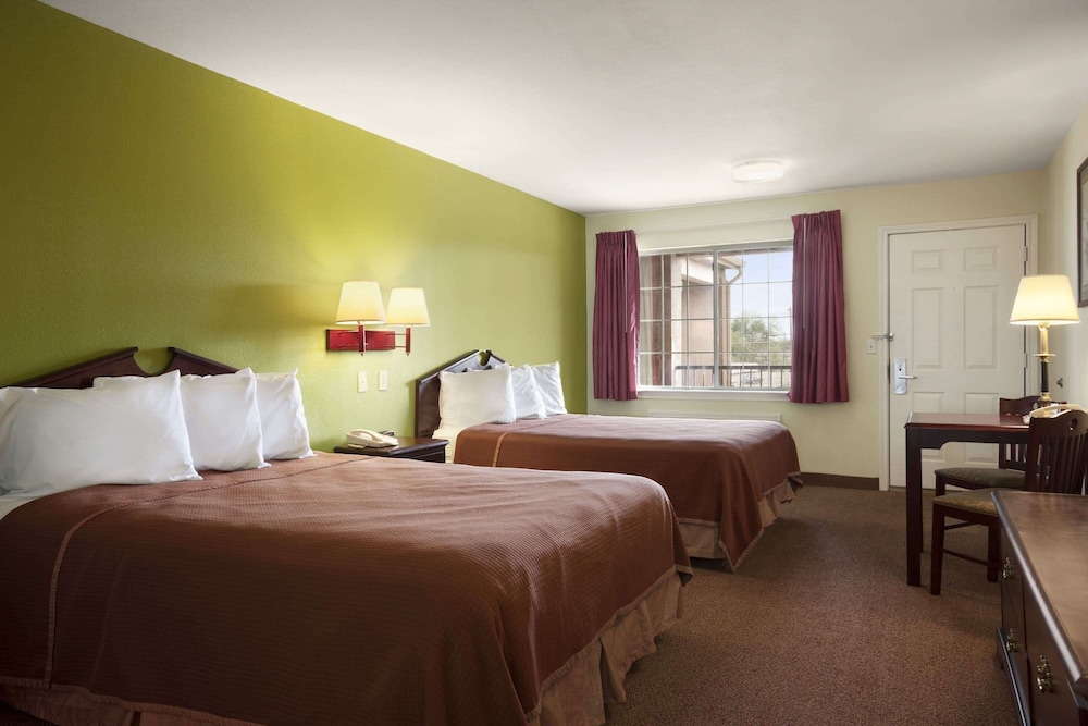 Room, 2 Queen Beds, Non Smoking - Photo 1