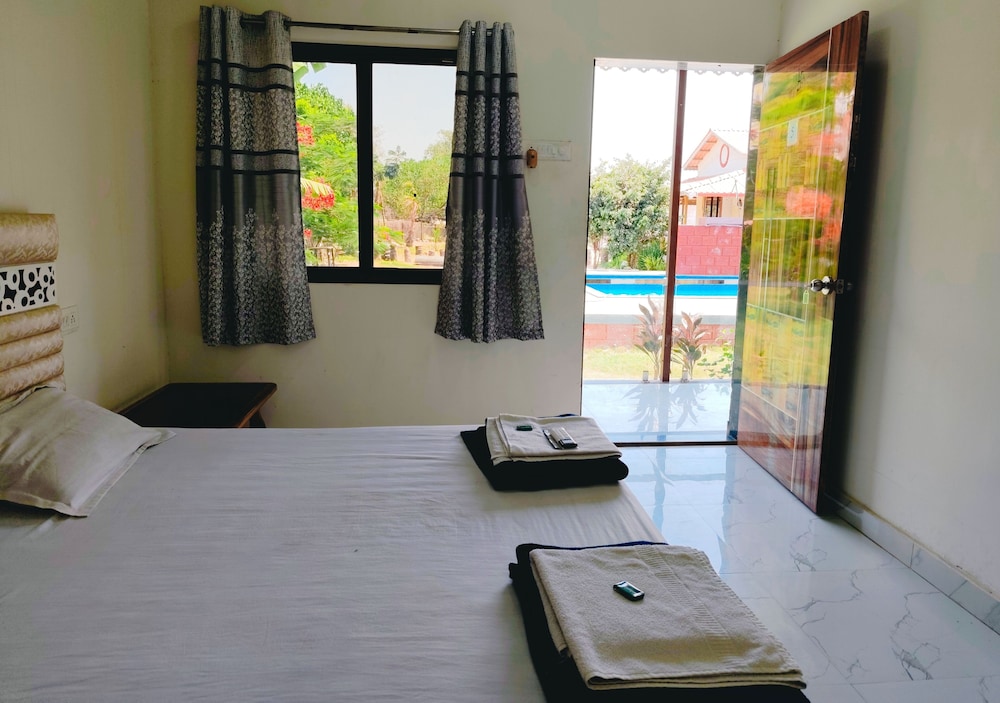 Basic Single Room, Pool View