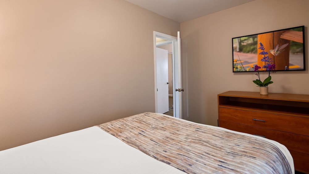 Suite, Multiple Beds, Non Smoking, Balcony photo 2