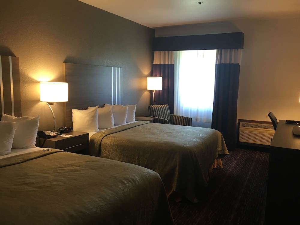 Standard Room, Multiple Beds, Non Smoking, Refrigerator & Microwave - Photo 1