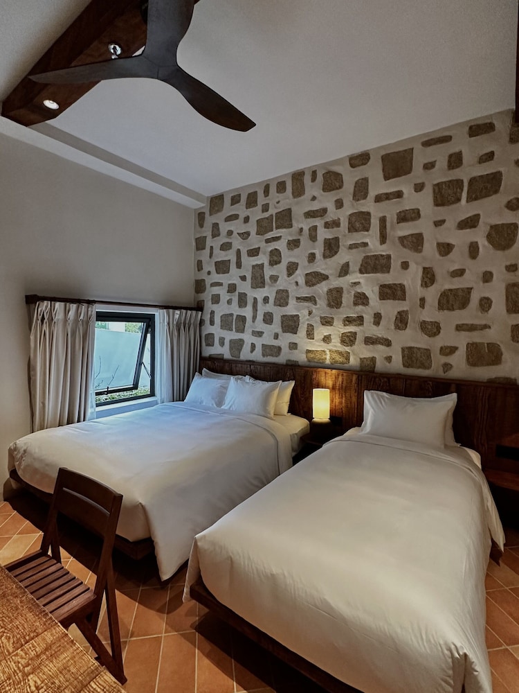 Classic Triple Room, Multiple Beds, Bathtub photo 2