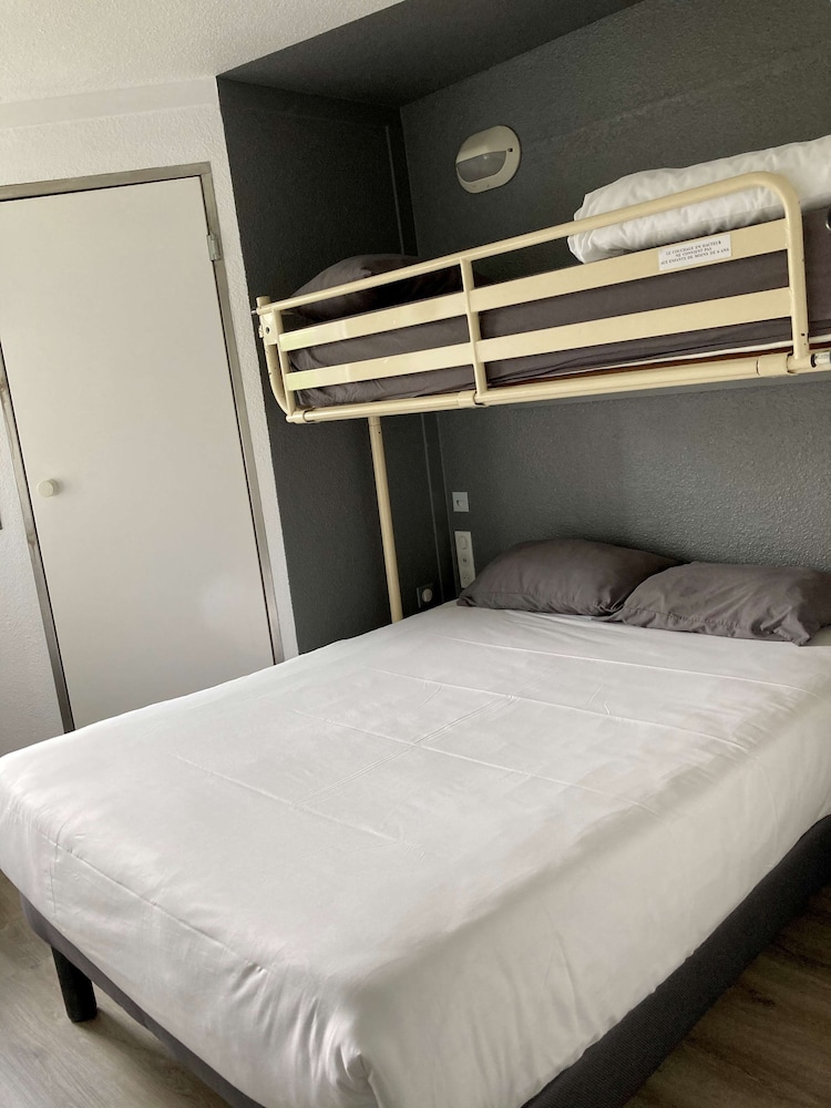 Standard Room, Multiple Beds (1 Double and 1 Single bed) - Photo 12