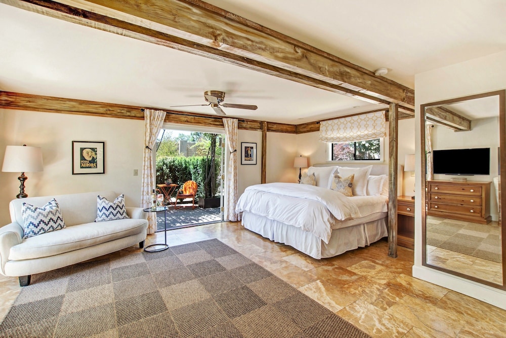 Studio Suite, 1 King Bed, Courtyard View, Ground Floor
