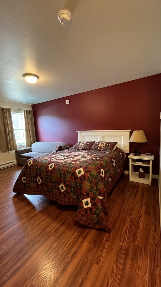 Economy Room, 1 Queen Bed photo 2