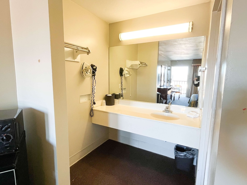 Deluxe Room, 1 King Bed, Non Smoking - Photo 3