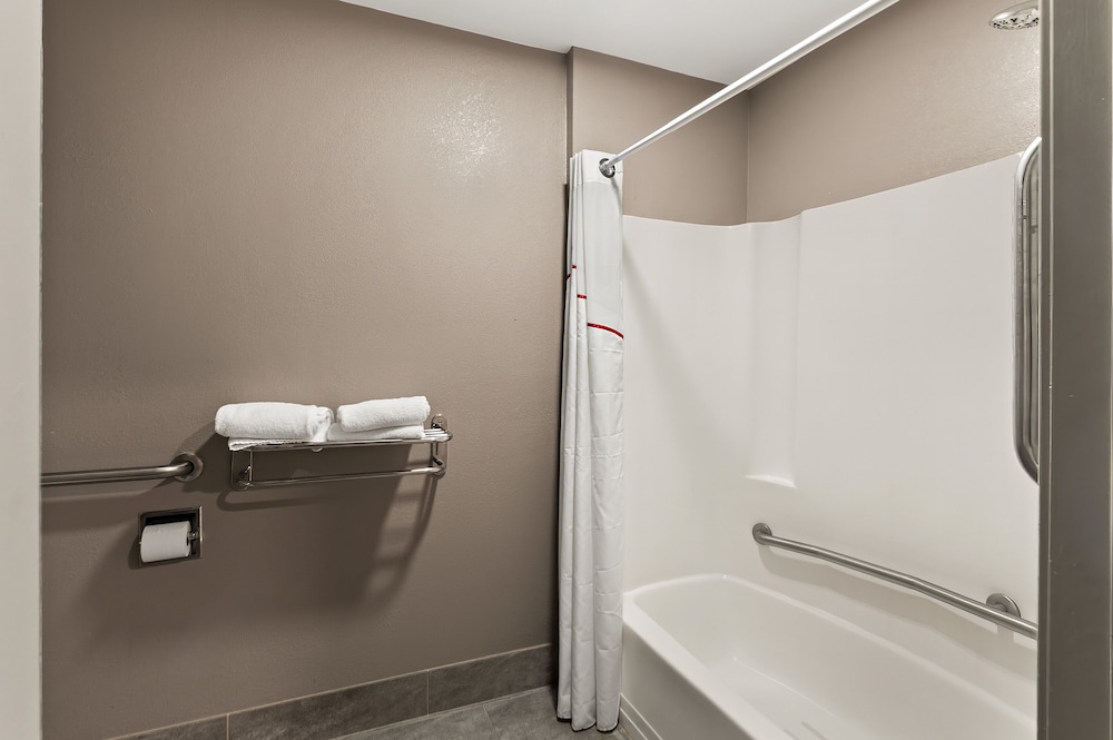 Deluxe Room, 1 Queen Bed, Accessible (Smoke Free) - Photo 4